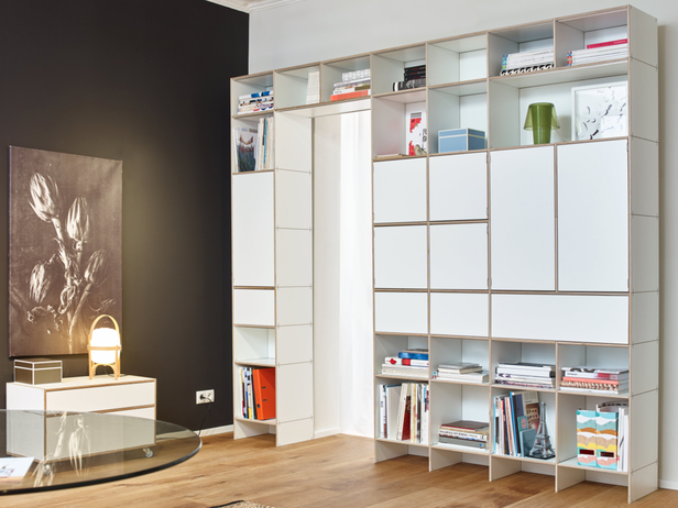 Individuell konfigurierbare Büroschränke mit Tip-On Türen und Schubladen aus Birken-Multiplex