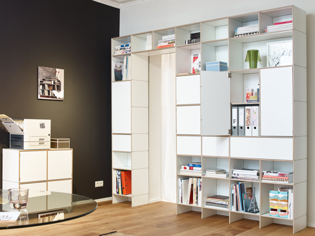 Individuell konfigurierbare Regalsysteme aus Birkenschichtholz mit Melaminharz verpresst