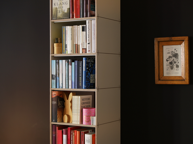 Hängende Bücherregale aus Holz im erweiterbaren, modularen Stecksystem