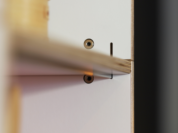 Individuell konfigurierbar, gesteckt und verschraubt ist das Hängeregal Potsdam extrem belastbar