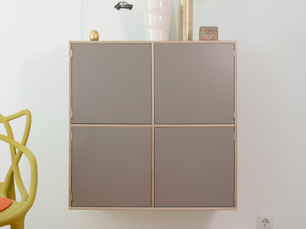 Individuell konfigurierbare Hängeregale aus Holz mit Tip-On Türen