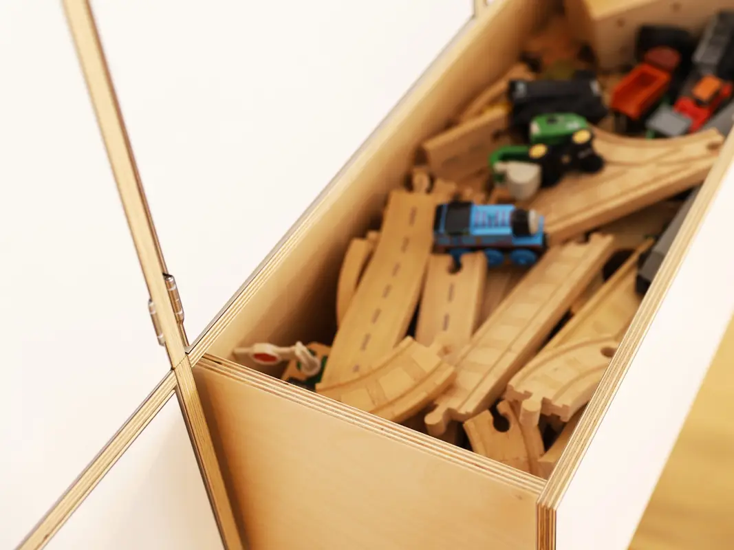 Kinderzimmerregal mit geräumiger Schublade aus Birkenholz