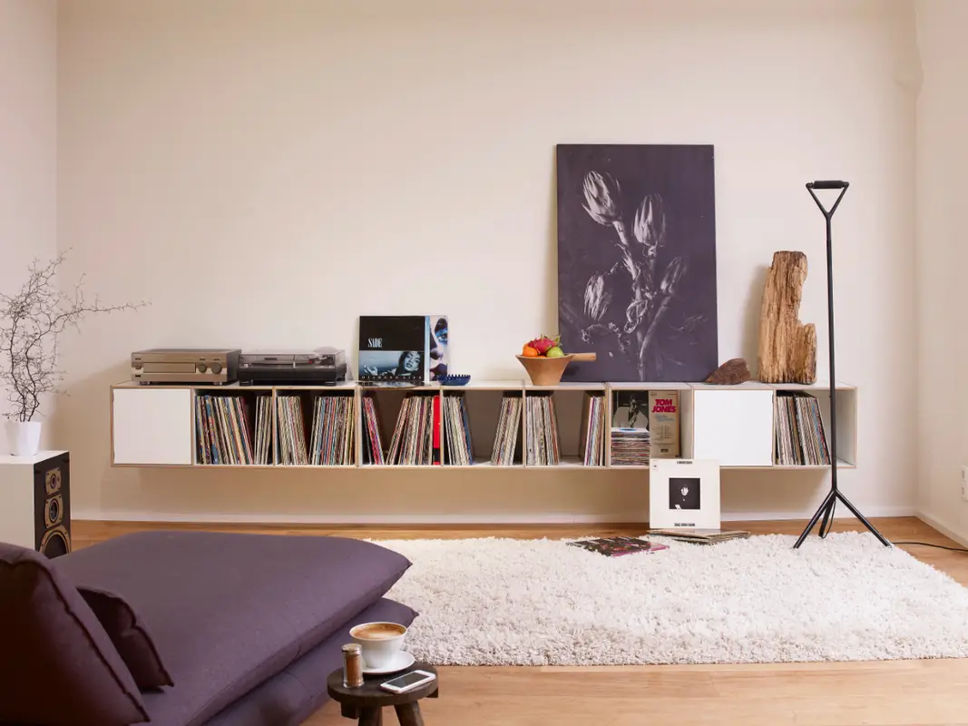 Individuell konfigurierbares Hängeregal für Schallplatten mit Türen. LP-Regalsysteme