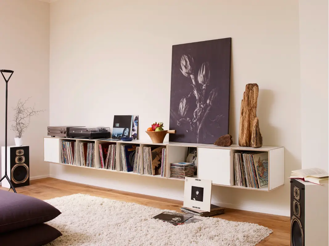 Hängendes LP-Regal aus 100% Birke, beschichtet mit Melaminharz und Platz für bis zu 630 Schallplatten.