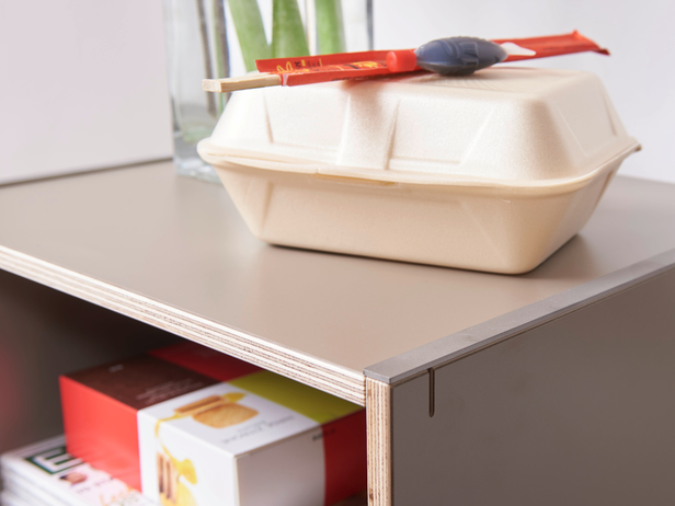 Abdeckschienen aus sandgestrahltem Stahl verdecken die Steckverbindungen der modularen Regalsysteme